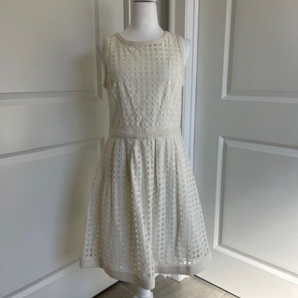 DRESS BARN ESTABLISHED 1962 SLEEVELESS DRESS IN CREAM - SIZE 8